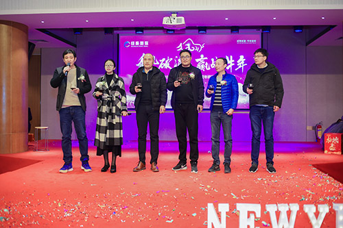 表演和抽獎結(jié)束，敬酒！之后是晚宴時間。