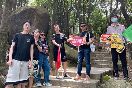 各隊斗志昂揚的從山腳向山頂進發