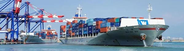 萬?？齑凰?/> </div><p><br/>船期：到長灘：三截七開  到奧克蘭：一截五開<br/>時效：開船后15天提取<br/>航線：鹽田 - 長灘港， 鹽田 - 西雅圖 -奧克蘭。<br/>價格：良好<br/><br/>除了以上快船其他的美國集裝箱為普船或者有的活動叫慢船。各種船司都有，一般是船型大，裝量大。一般都在10000TEU以上，裝卸時間在3-7天不等。如果是在旺季靠港時間會更慢。<br/><br/>一般快船多用中小型集裝箱船，一般裝載量在5000TEU以下，具有航速快，裝卸時間短的優勢。隨著疫情的影響延長，美國對進口物資的需求會原來越大。雖然現在是7月，但是很多亞馬遜賣家已經在做圣誕節旺季的備貨準備了。如果是走慢船你得有準備在路上走2個月或者三個月的時間。就算是走快船也要預留充足的時間，最近各船司艙位都非常緊張，美國港口各種塞港和卸貨慢。以免在路途中耽誤時間錯過年底旺季。<br/><br/>溫馨提醒：今年海運沒有以往的“淡季”——不塞港、艙位隨時有且非常便宜的那種。5月鹽田疫情耽誤的貨柜至少要到9月左右才能緩解，那時已經近亞馬遜年底旺季了，貨量只多不少。有計劃出貨的賣家朋友不要等。<br/></p><div style=