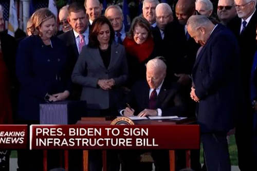 美國總統拜登正式簽署兩黨基礎設施建設法案