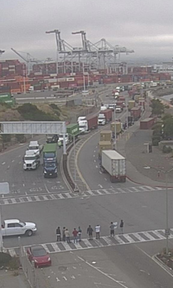 奧克蘭司機堵門今天繼續，我們司機五點就去排隊了，還是進不去，提還柜受影響。