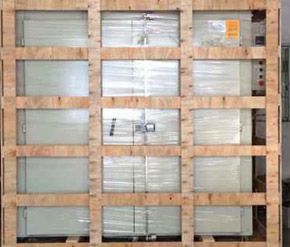 實重超過50kg或任一邊超150cm的木架木箱要求打托,且卡腳托高≥10cm托盤必須四面開口且盡量做包邊處理,方便叉車裝卸貨物。